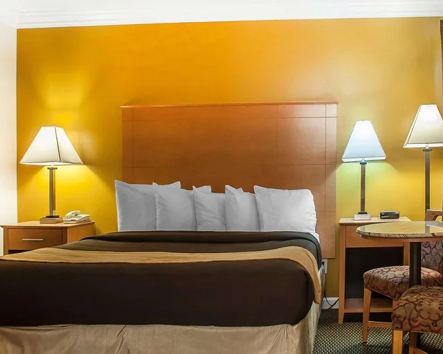 غرفة بسرير كينج، Econo Lodge At The Falls North 1/1
