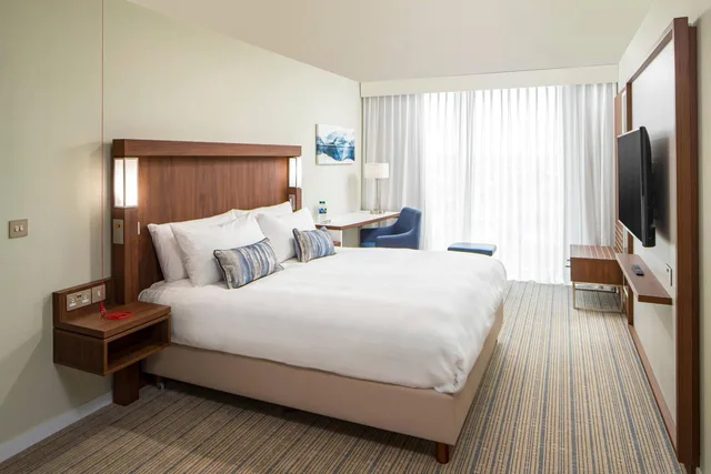 غرفة قياسية بسرير كينج، Courtyard by Marriott Inverness Airport 2/8