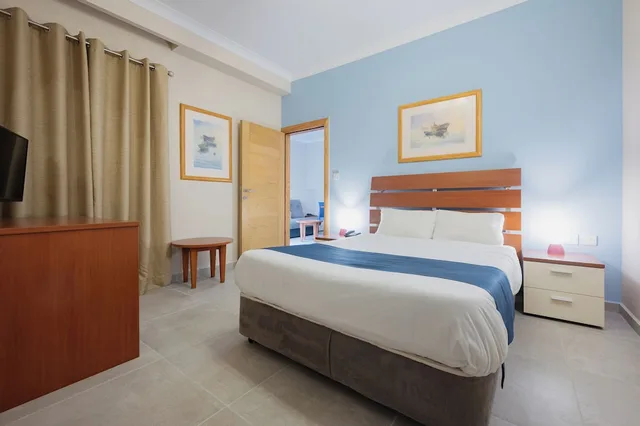 شقة بأربعة أسرّة بإطلالة على المسبح بشرفة بغرفتي نوم مع أريكة، Xemxija Bay Hotel (ex Porto Azzurro) 1/4