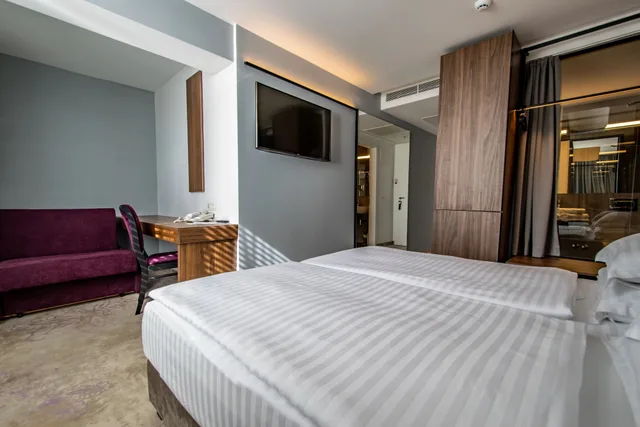 غرفة عائلية ثلاثية بسريرين منفصلين بإطلالة جزئية على البحر مع أريكة، Paris Hotel 4/10