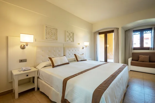 غرفة بسريرين منفصلين بإطلالة جزئية على البحر، Vila Gale Isla Canela 1/10
