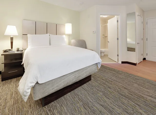 جناح بسرير كوين لذوي الإعاقة، Candlewood Suites Salina 3/4