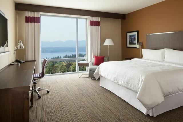 غرفة بسرير كينج لذوي الإعاقة، FOUR POINTS BY SHERATON SEATTLE AIRPORT SOUTH 3/5