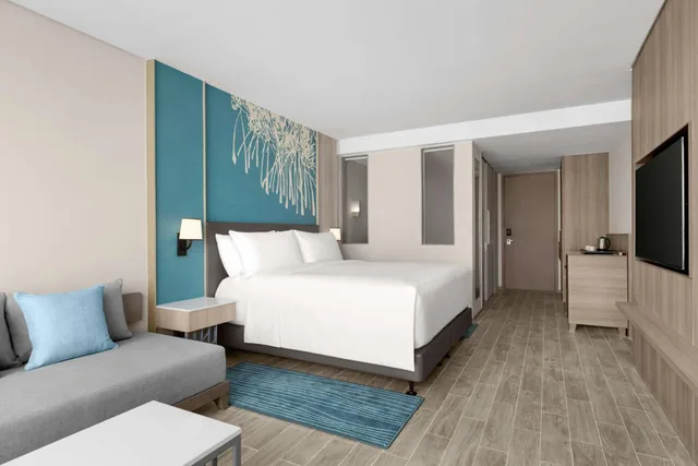 غرفة بسرير كينج مع أريكة، Courtyard by Marriott Phuket Chalong Bay Resort 2/4