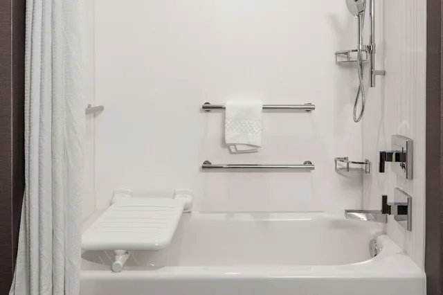 جناح بسرير كينج بغرفة نوم واحدة مع أريكة، Courtyard by Marriott Indianapolis Fishers 2/3
