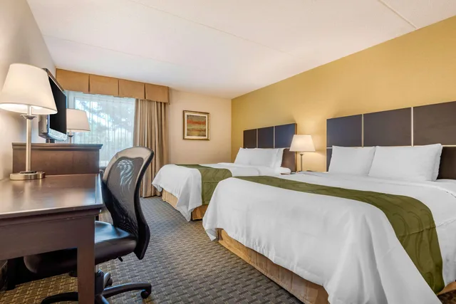 غرفة رباعية بسريرين كوين، Quality Inn and Suites Brampton 3/8