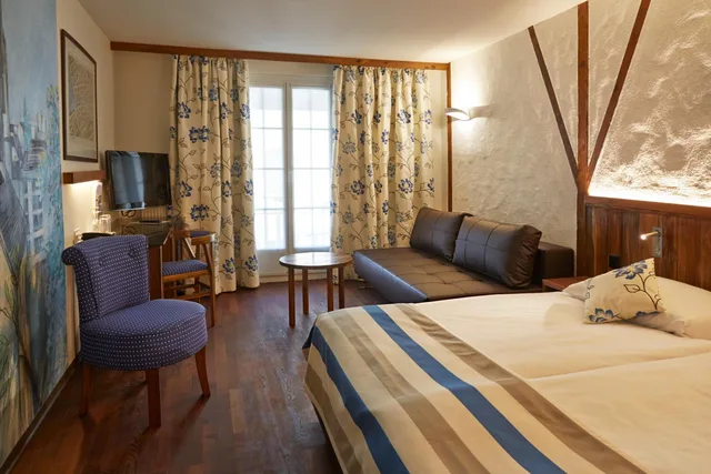 جناح جونيور، Hotel Adler Zurich 1/5
