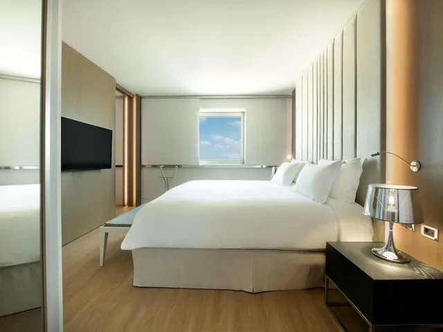 جناح بسرير كينج بمنطقة جلوس مع دخول صالة النادي، Sofitel Athens Airport 13/17