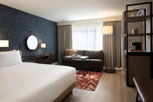 غرفة بسرير كينج مع أريكة لذوي الإعاقة، Hyatt Regency San Antonio Riverwalk 1/2
