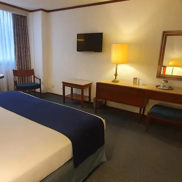 جناح جونيور، Bristol Hotel 3/10