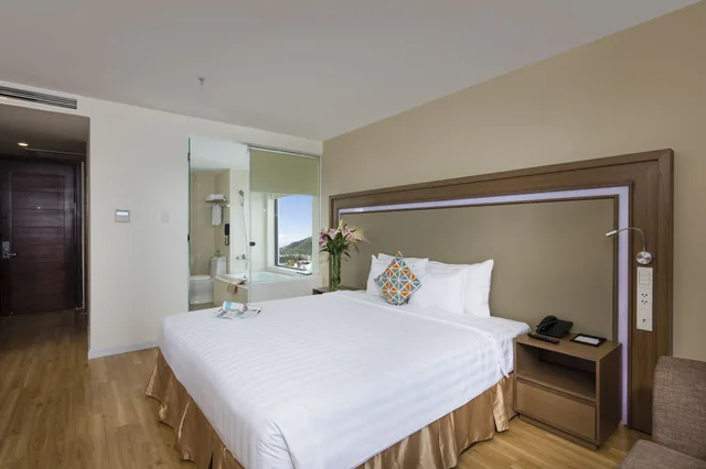 غرفة تنفيذية بسريرين منفصلين بإطلالة على البحر بشرفة، King Town Grand Hotel & Wedding Center 1/4
