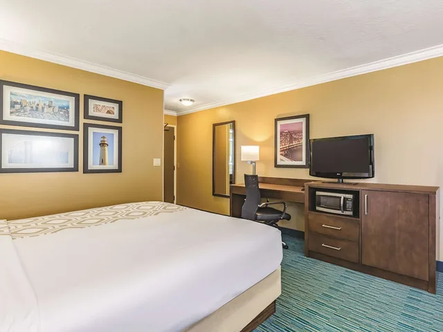 غرفة بسرير كينج، La Quinta Inn & Suites by Wyndham San Francisco Airport West 2/8