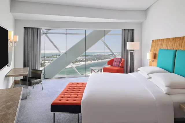 غرفة بسرير كينج بإطلالة، Andaz Capital Gate, Abu Dhabi, by Hyatt 1/8