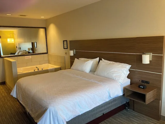 غرفة قياسية بسرير كينج بحوض استحمام، Holiday Inn Express Suites Portland 1/1