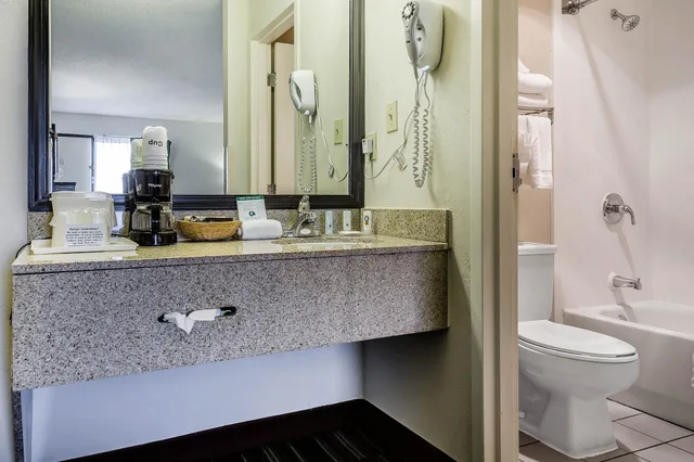 غرفة قياسية بسريرين مزدوجين، Quality Inn Culpeper VA 6/6