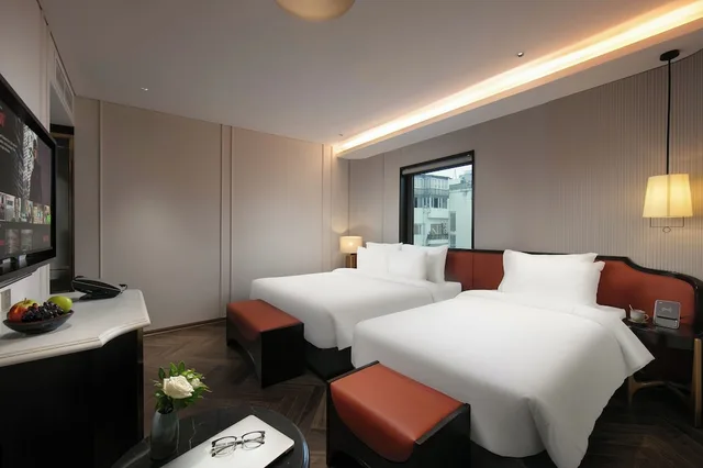 غرفة تنفيذية ثلاثية بسرير كينج وسرير فردي بإطلالة على البحيرة، Le Premier Hotel & Rooftop Bar 3/4