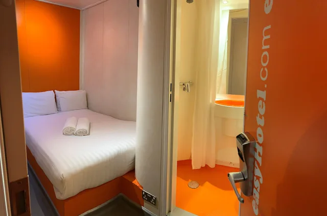 Room, Double Bed, No Window, Easyhotel South Kensington 1/3