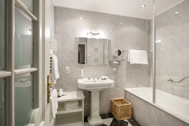 غرفة كومفورت بسرير كينج بإطلالة على البحيرة، Hotel Landhaus zu Appesbach 2/2