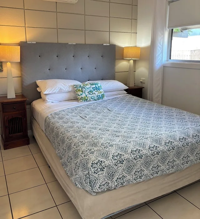 شقة بثلاثة أسرّة وسريرين كوين بـ3 غرف نوم بإطلالة جزئية على البحر، Airlie Apartments 2/3
