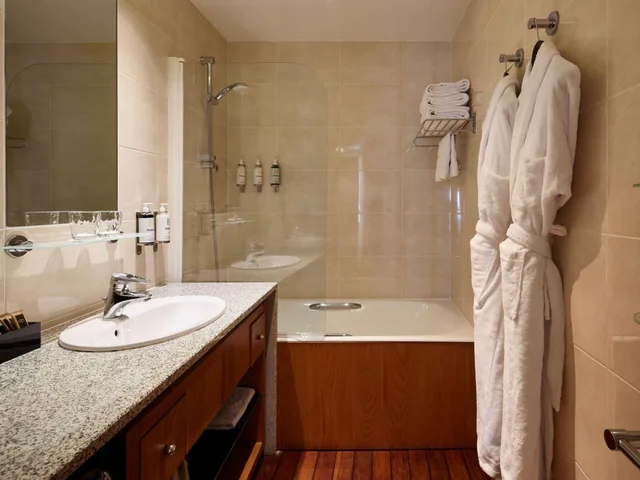 غرفة ديلوكس بسرير مزدوج بإطلالة على البحر، Sofitel Biarritz Le Miramar Thalassa Sea & Spa 3/5