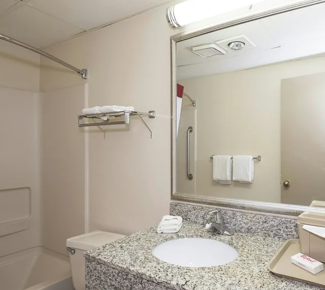 غرفة سوبيريور بسرير كينج للمدخنين، Red Roof Inn Hartford - Vernon 4/5