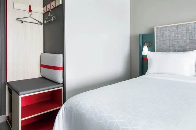 Standard, 2 Queen Beds, Avid Hotels Roseville - Minneapolis North 2/5