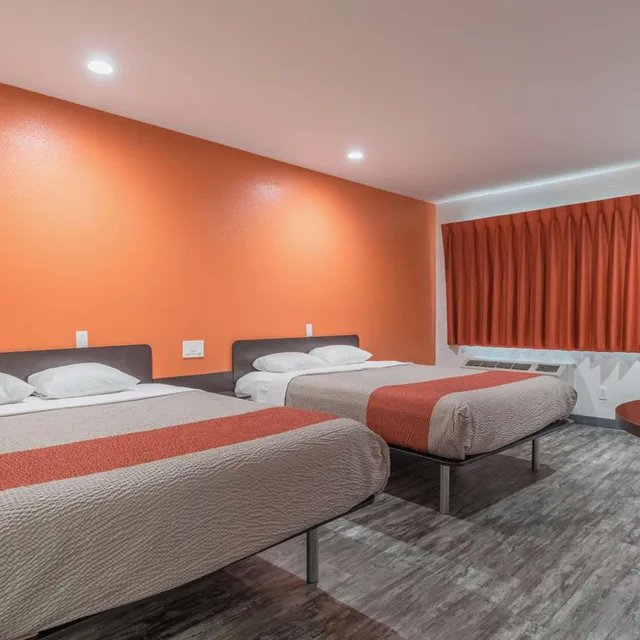 غرفة بسريرين كوين للمدخنين، Motel6 Barstow, CA - Route 66 2/6