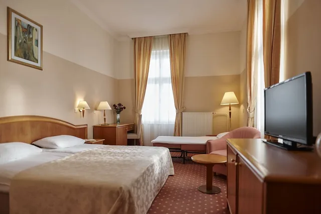 غرفة عائلية بسريرين منفصلين بإطلالة على البحر مع أريكة، Hotel Lovran 3/8