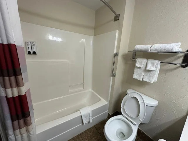 غرفة بسرير كينج لذوي الإعاقة، Econo Lodge Inn & Suites Monee 9/10