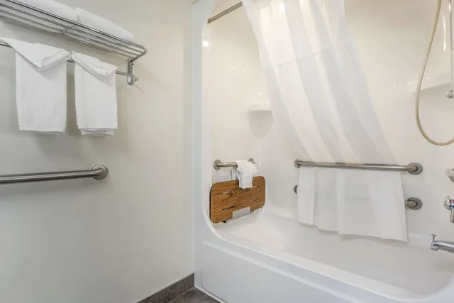 غرفة بسرير كوين بحوض استحمام لذوي الإعاقة، Sleep Inn Sea Tac Airport 10/10