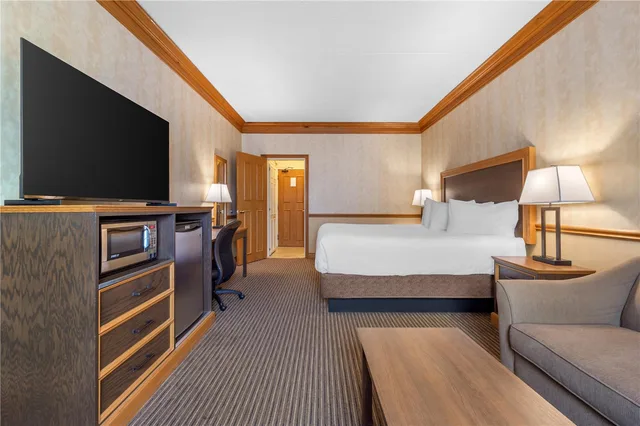 غرفة بسرير كوين مع أريكة، Best Western Parkway Inn Conference Centre 1/6