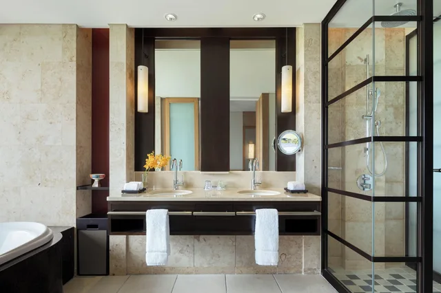 Premier, King Bed, The Ritz Carlton Okinawa 4/4