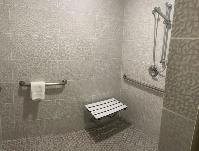 جناح بسرير كينج مع أريكة يُسمح فيها بالحيوانات الأليفة لذوي الإعاقة، Econo Lodge Inn & Suites Near Lackland AFB San Antonio, TX 6/6