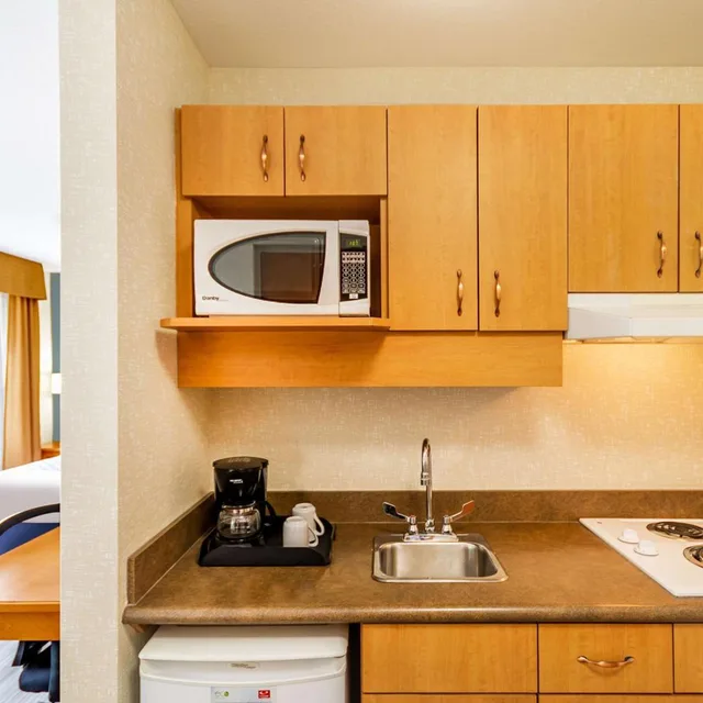 جناح بسرير كوين مع أريكة في المبنى الرئيسي، Econo Lodge Inn & Suites Calgary - University 7/7