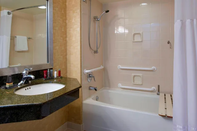 غرفة بسرير كينج بحوض استحمام لذوي الإعاقة، Marriott Milwaukee West 3/8