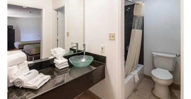غرفة بسرير كينج بمطبخ، Studio6 Arlington, TX 9/10