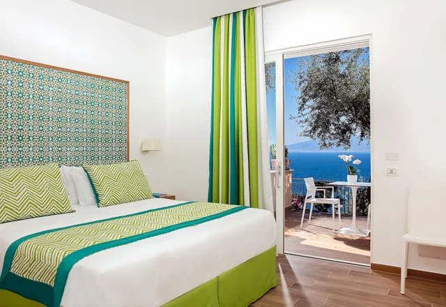 غرفة ديلوكس بسرير كينج بإطلالة على البحر بشرفة، Hotel Miramare Sorrento 1/3