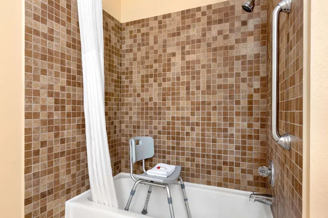 غرفة ديلوكس بسرير كينج لذوي الإعاقة، Howard Johnson By Wyndham Waterloo/Cedar Falls 3/3