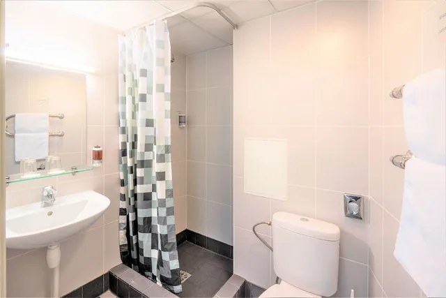 Twin Room with Private External Bathroom، Rija Domus Hotel (Riga) 9/10