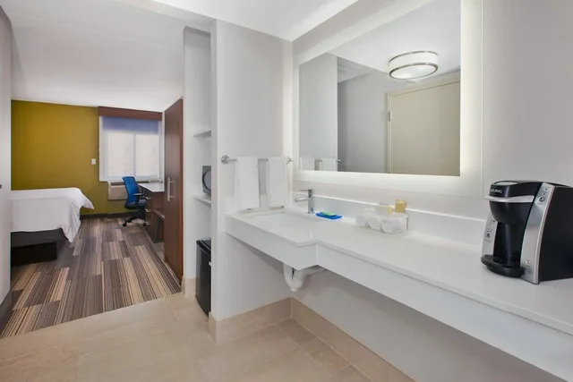 غرفة قياسية بسرير كينج لذوي الإعاقة، Holiday Inn Express Fairfax - Arlington Boulevard 9/9