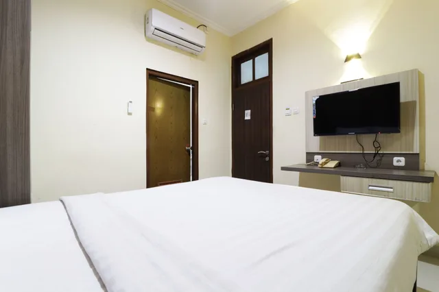 Standard, Queen Bed, Hotel Istana Bungur 1/3