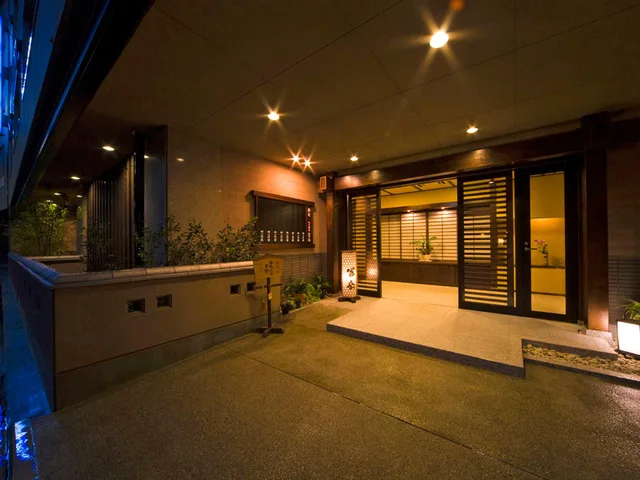 جناح ياباني غربي بإطلالة على النهر بحوض استحمام، Gero Onsen Fugaku 2/2