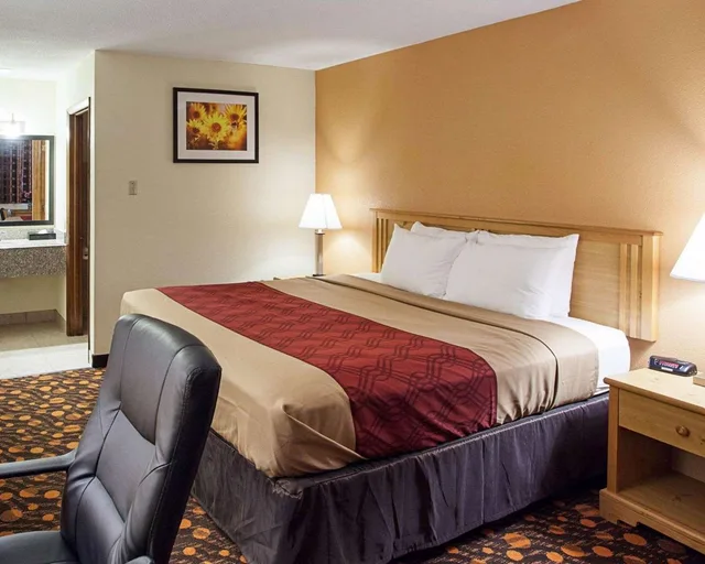 غرفة بسرير كينج، Econo Lodge Phillipsburg, KS 3/4