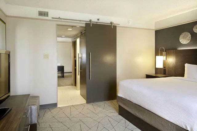 جناح بسرير كينج، Embassy Suites by Hilton Atlanta Galleria 1/3