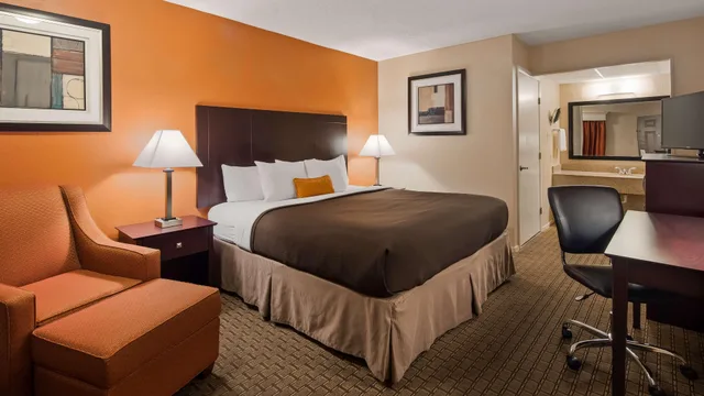 جناح بسرير كينج مع أريكة بمنطقة جلوس، Best Western Markita Inn 2/5