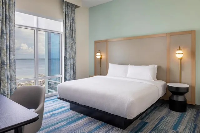 جناح بسرير كينج وسرير بطابقين بغرفة نوم واحدة مع أريكة، Fairfield Inn & Suites by Marriott Pensacola Beach 1/4