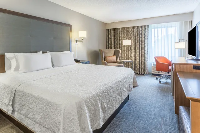 غرفة بسرير كينج لذوي الإعاقة، Hampton Inn Eau Claire 1/4