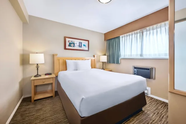 جناح ديلوكس بسرير كوين، Econo Lodge Inn & Suites North Vancouver 1/2