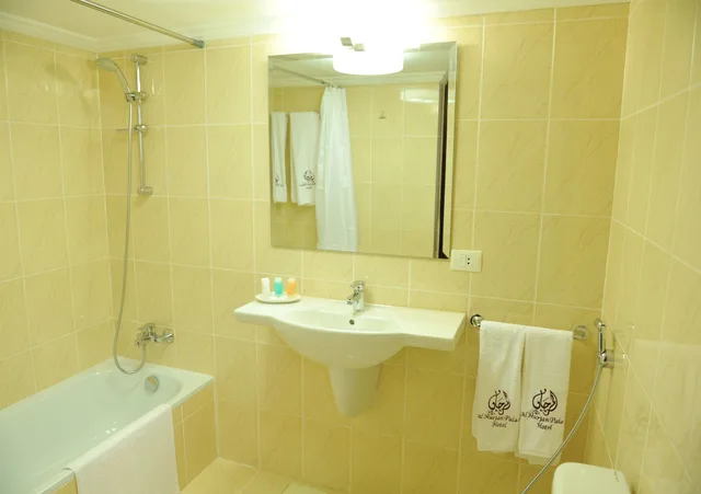 غرفة ديلوكس بإطلالة على الجبل بشرفة، Al Murjan Palace Hotel, Jounieh 5/5