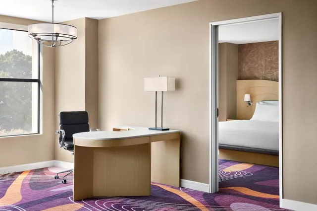 جناح بسرير كينج بشرفة، Pasadena Hotel and Pool 2/2